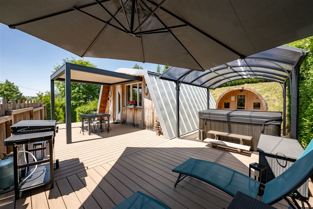 Vue d'ensemble de la terrasse et du chalet romantique Au Doux Altic à Métabief